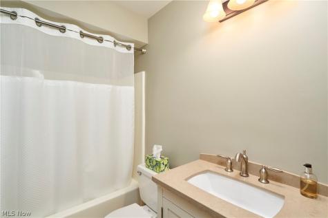 910 Wellsley Lane Akron OH 44313