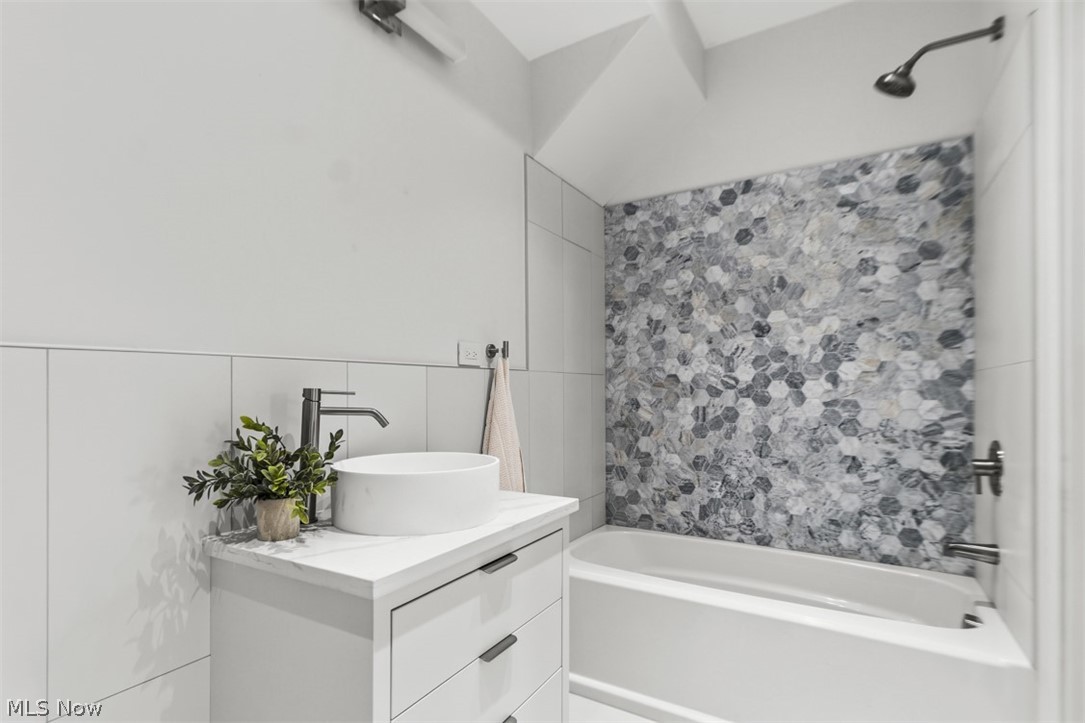 3109 Vine Court Cleveland OH 44113