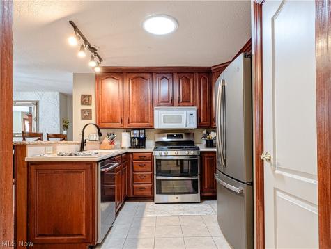 1202 Saint Abigail Street SW Hartville OH 44632