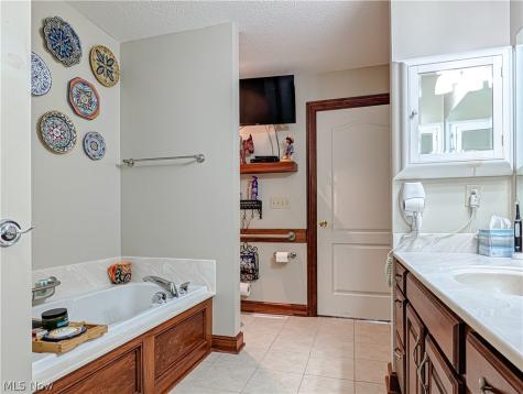 1202 Saint Abigail Street SW Hartville OH 44632