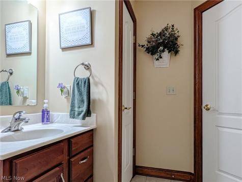 1202 Saint Abigail Street SW Hartville OH 44632