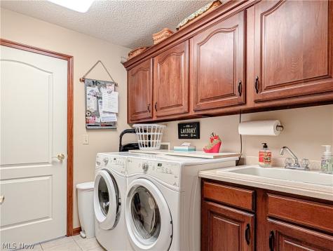 1202 Saint Abigail Street SW Hartville OH 44632