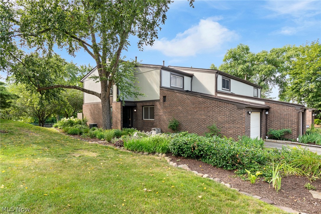 174 St. Clair Drive Akron OH 44307