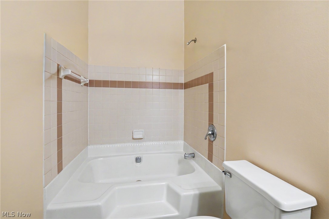 375 Pineview Drive NE Warren OH 44484