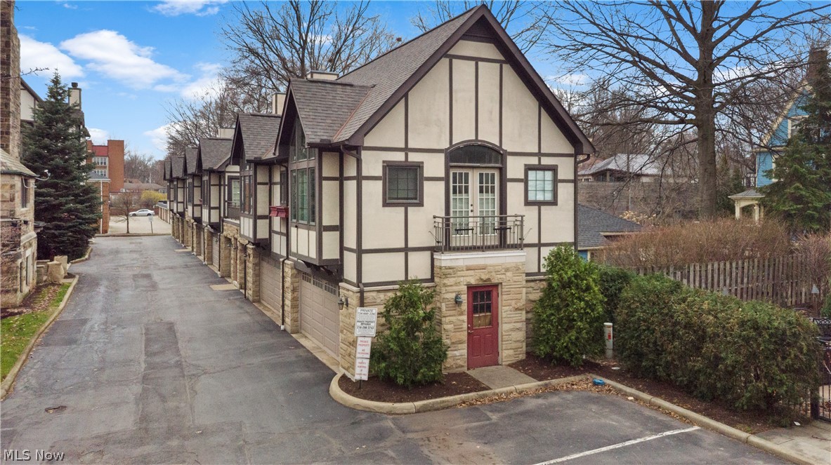 2425 Derbyshire Court Cleveland Heights OH 44106