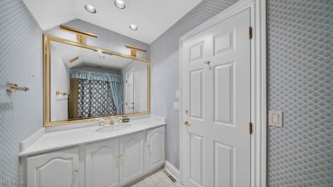 361 Darbys Run Bay Village OH 44140