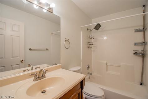 5008 Pine Point Stow OH 44224