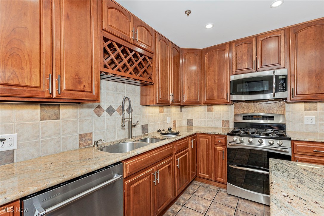 408 W Saint Clair Avenue Cleveland OH 44113