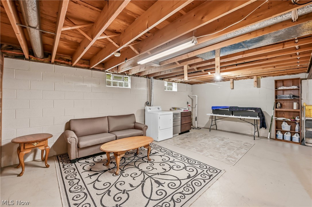 111 Greenfield Oval NW Warren OH 44483