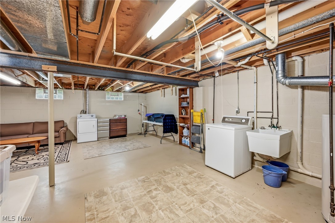 111 Greenfield Oval NW Warren OH 44483