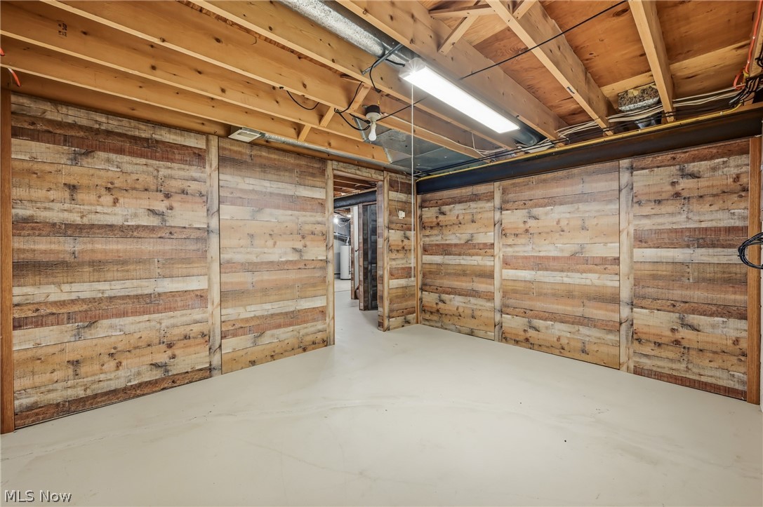 111 Greenfield Oval NW Warren OH 44483