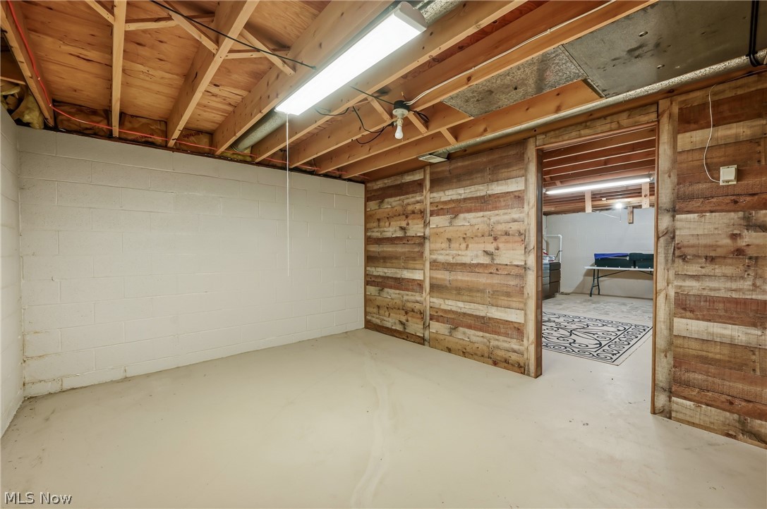 111 Greenfield Oval NW Warren OH 44483