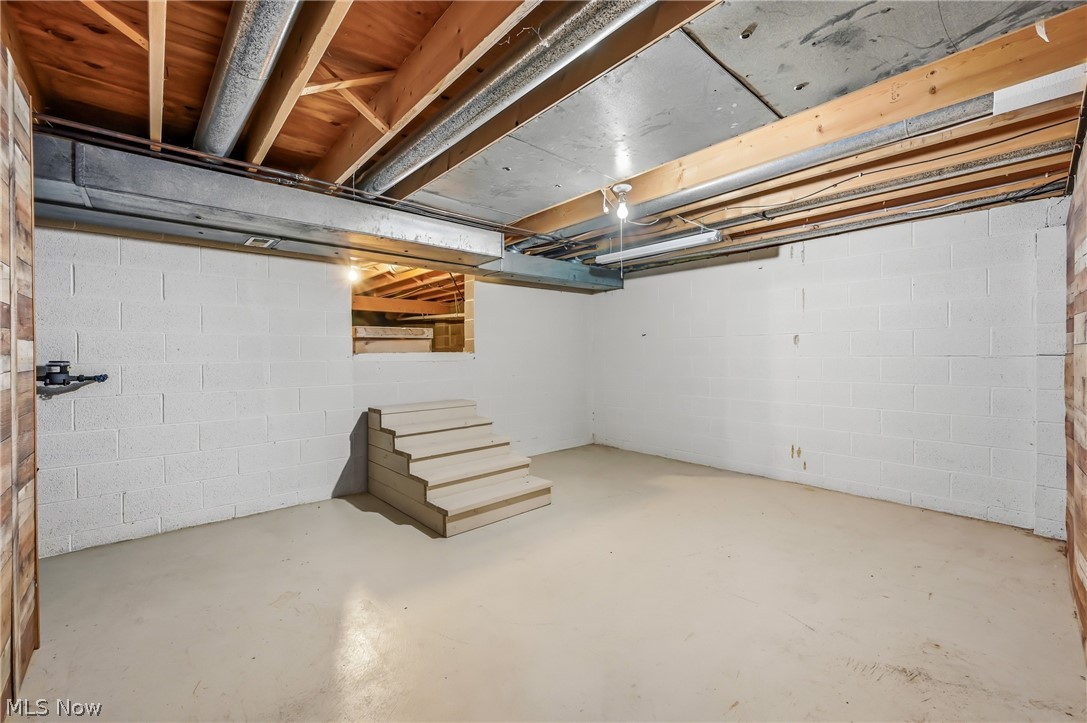 111 Greenfield Oval NW Warren OH 44483