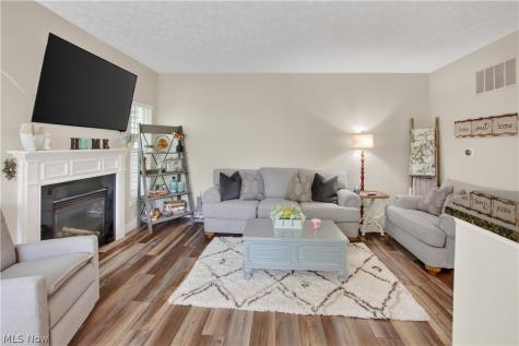 1506 Wellingshire Circle Cuyahoga Falls OH 44221