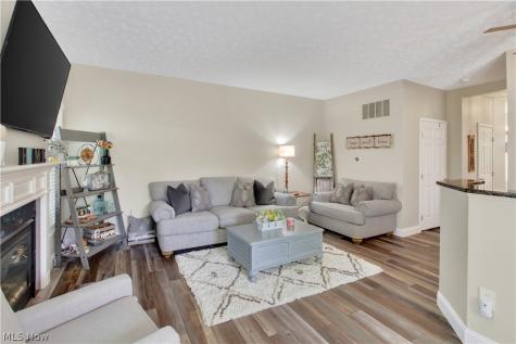 1506 Wellingshire Circle Cuyahoga Falls OH 44221