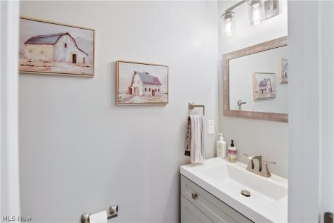 1506 Wellingshire Circle Cuyahoga Falls OH 44221