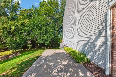 1506 Wellingshire Circle Cuyahoga Falls OH 44221