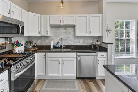 1506 Wellingshire Circle Cuyahoga Falls OH 44221