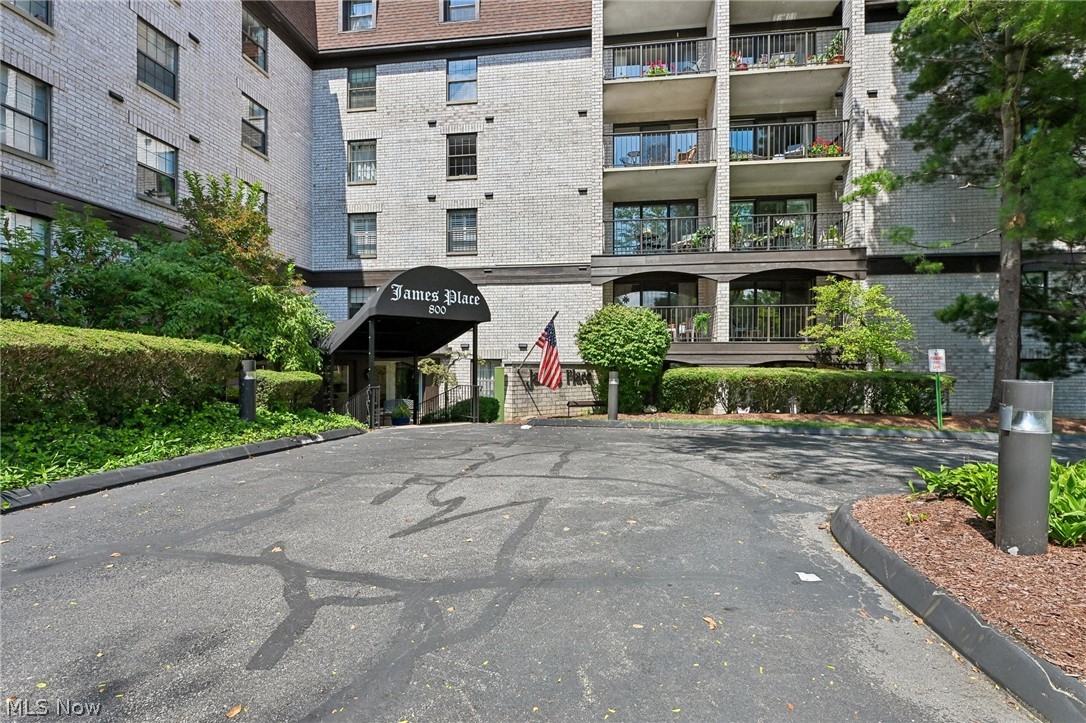 Westlake OH, 800 Brick Mill Run, Unit 116