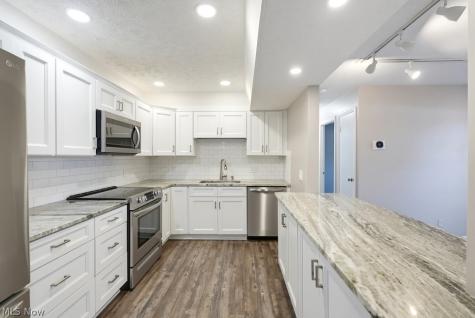2109 Glouchester Drive Lyndhurst OH 44124