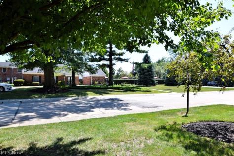 133 Chatham Way Mayfield Heights OH 44124
