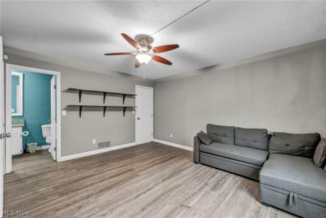1251 W 70th Street Cleveland OH 44102