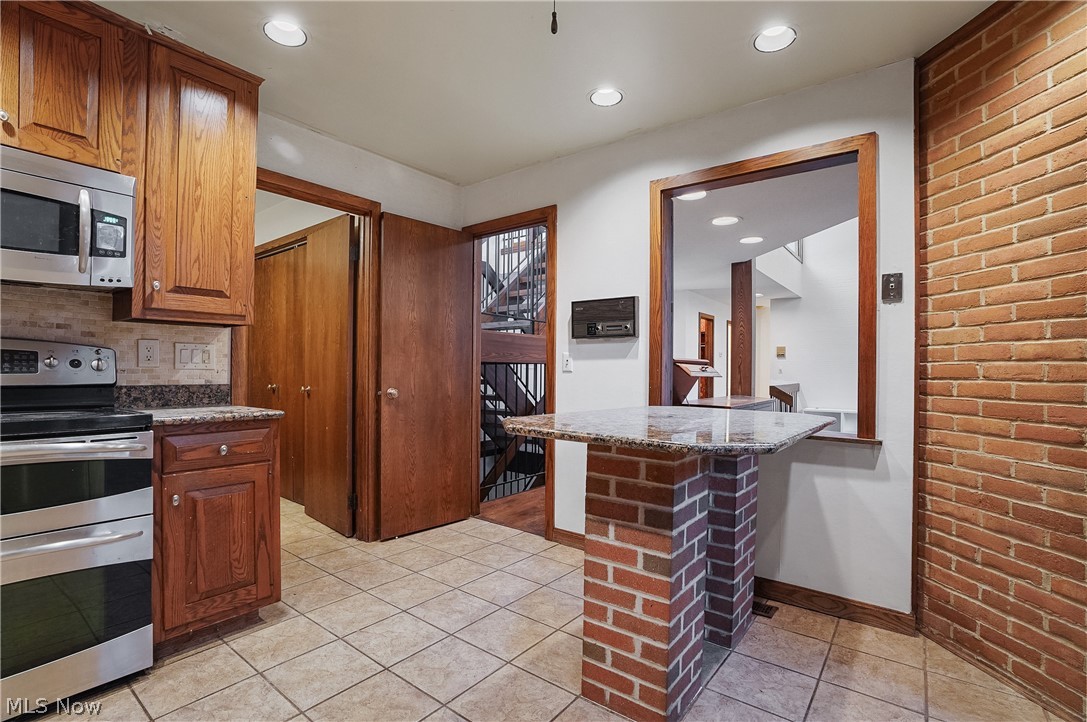 285 North Road NE Howland OH 44484