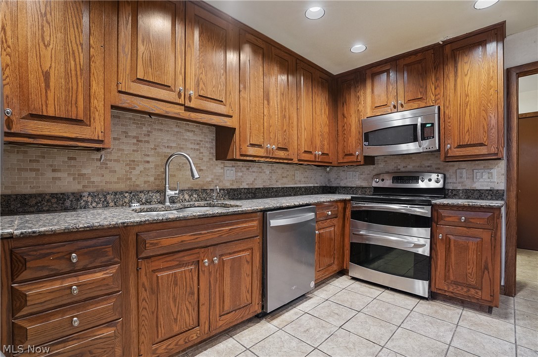 285 North Road NE Howland OH 44484