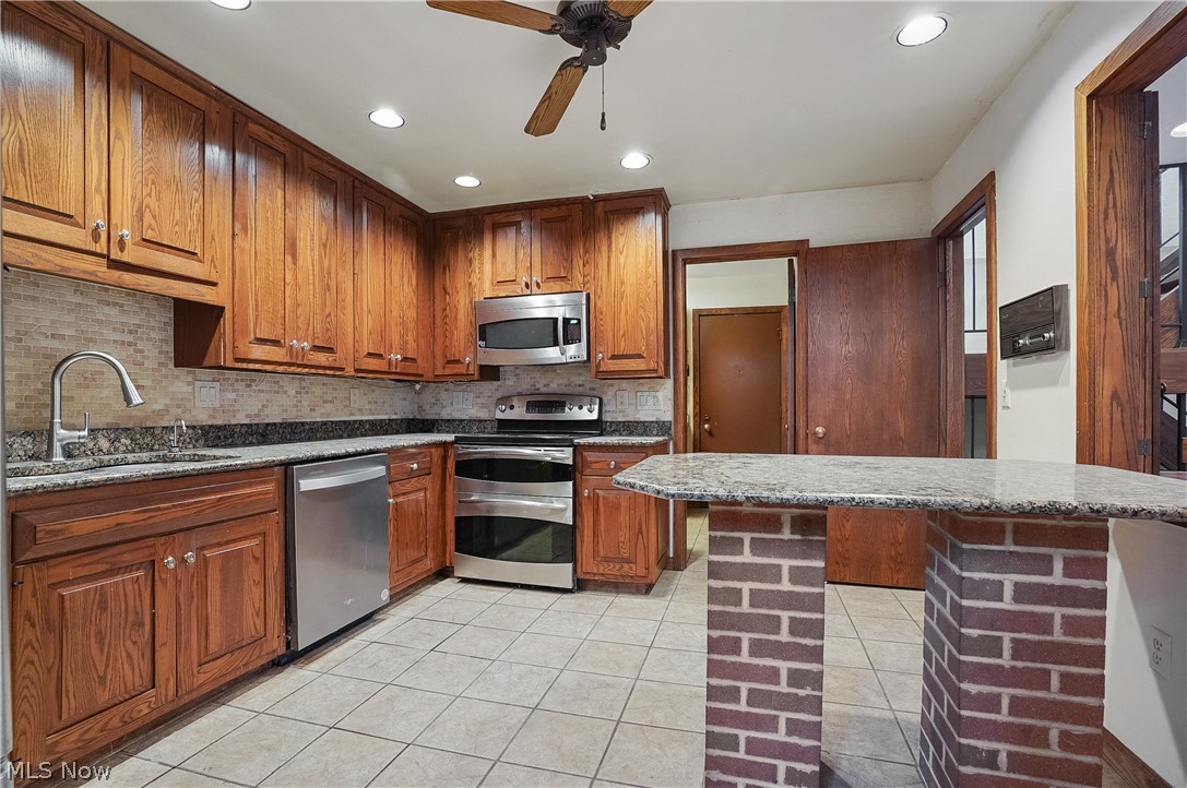 285 North Road NE Howland OH 44484