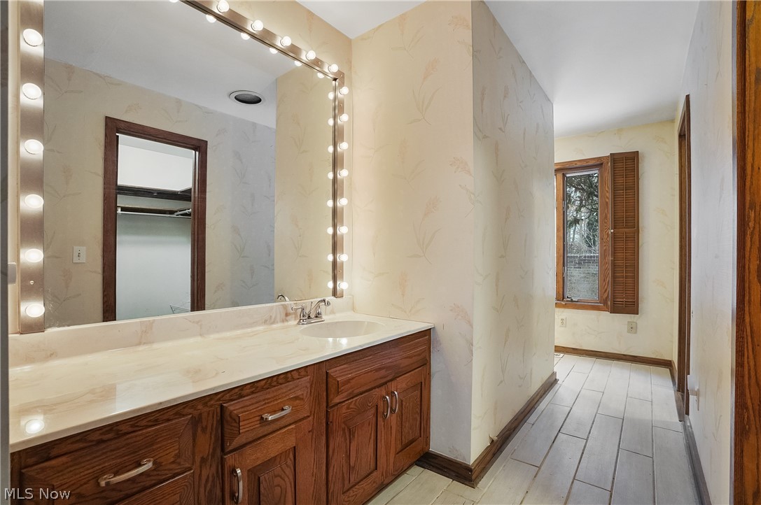 285 North Road NE Howland OH 44484