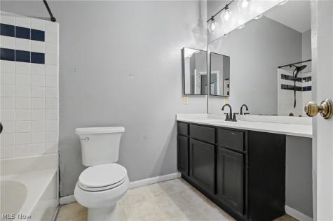 1323 Red Tail Hawk Court Youngstown OH 44512