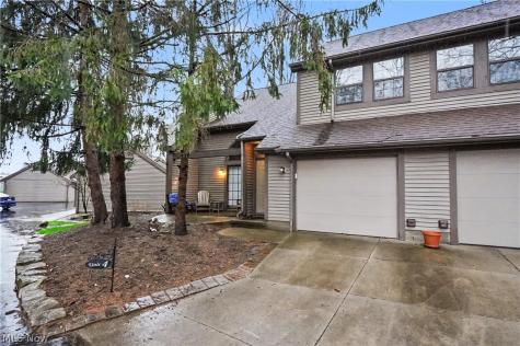 1323 Red Tail Hawk Court Youngstown OH 44512