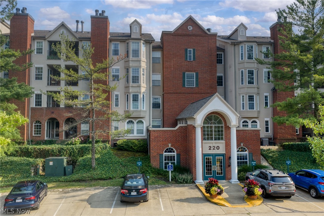 Mayfield Heights OH, 220 Fox Hollow Drive, Unit 204