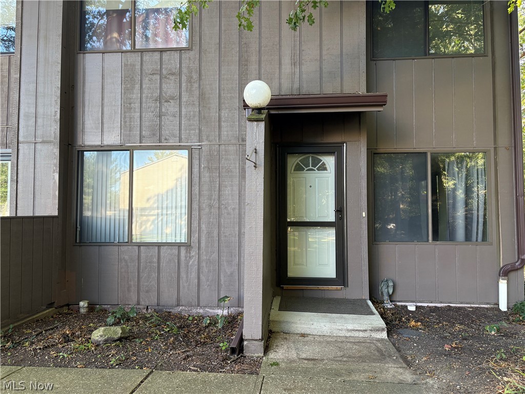 Westlake OH, 1564 Cedarwood Drive, Unit 14B