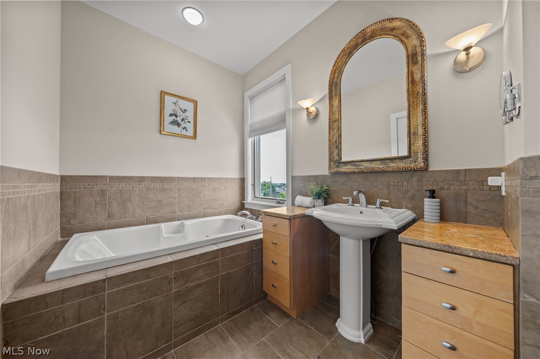 2011 Villa Carabelli Drive Cleveland OH 44106