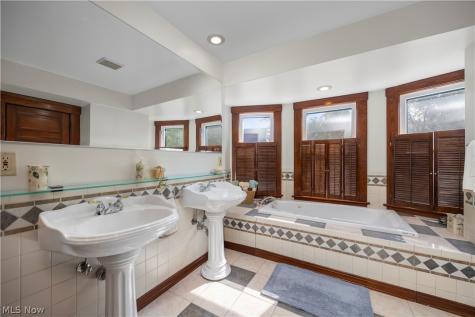 7512 Franklin Boulevard Cleveland OH 44102