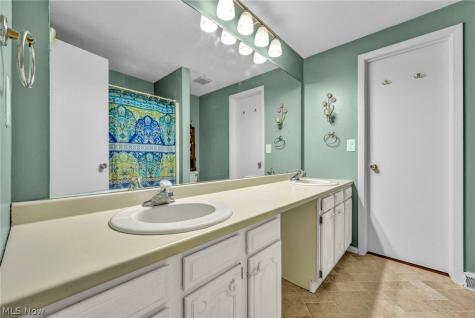 40 Landings Way Avon Lake OH 44012