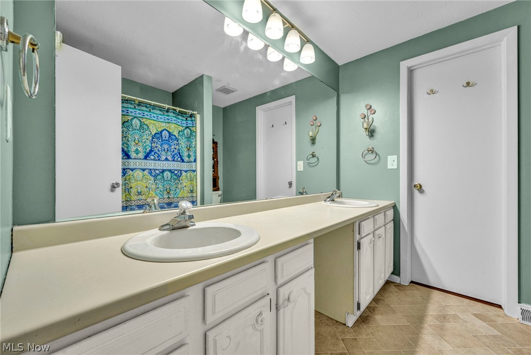 40 Landings Way Avon Lake OH 44012