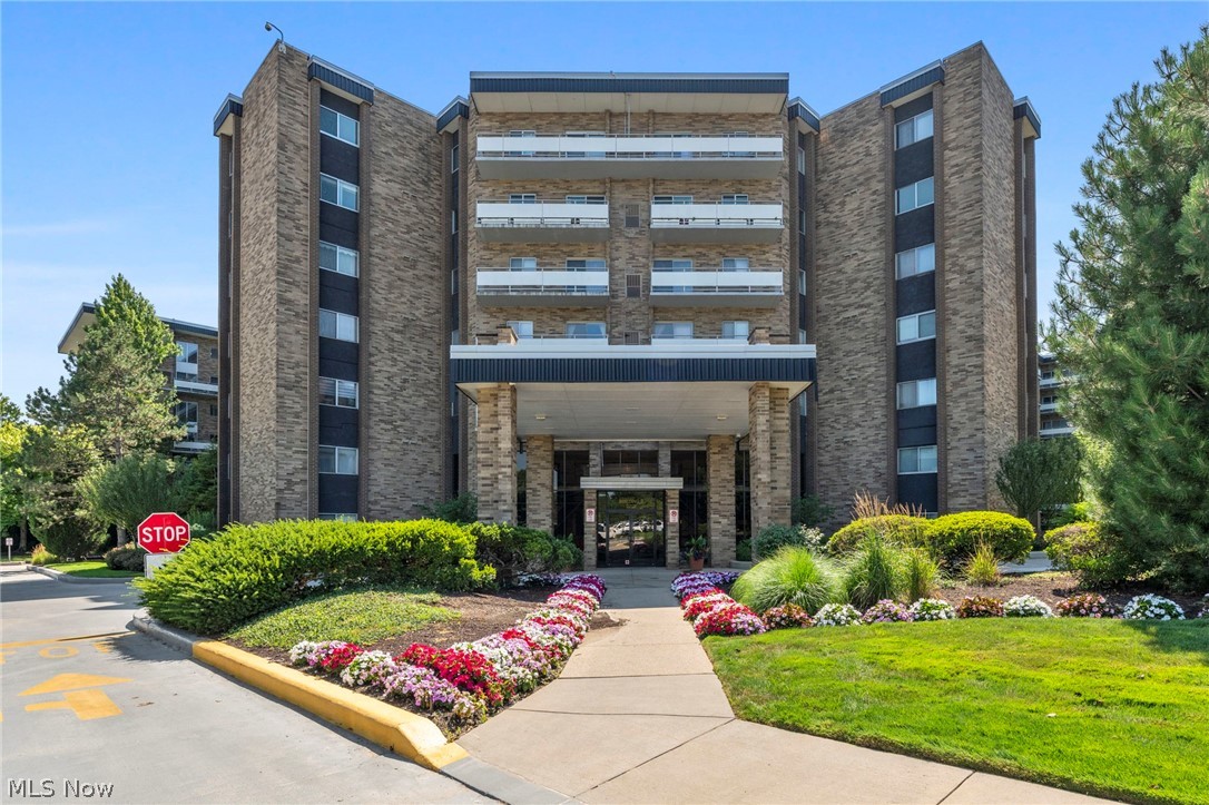 2202 Acacia Park Drive Lyndhurst OH 44124