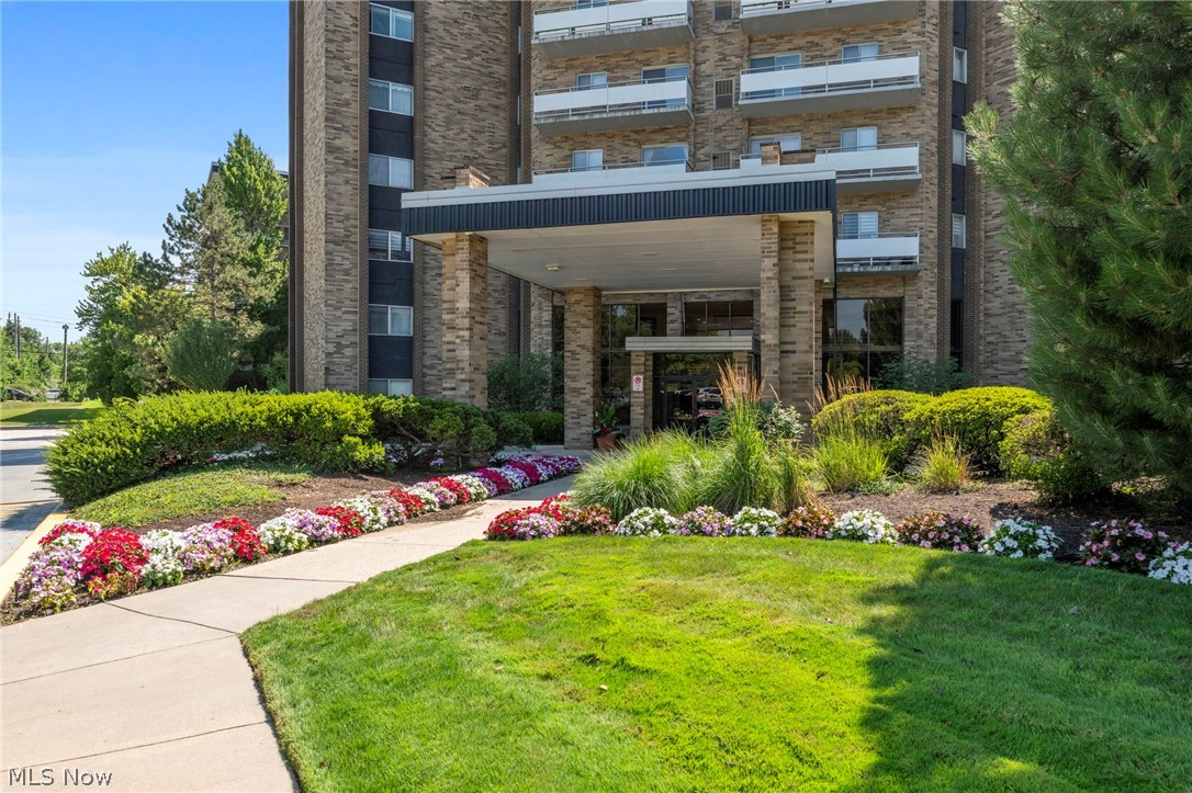 2202 Acacia Park Drive Lyndhurst OH 44124