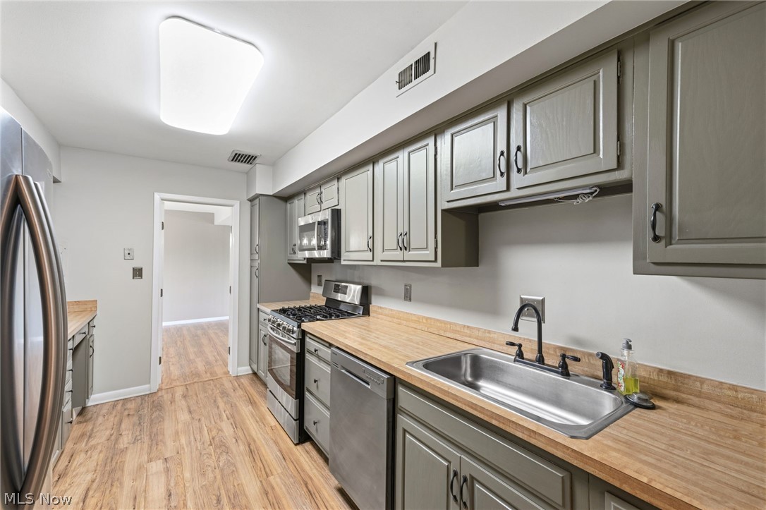 2202 Acacia Park Drive Lyndhurst OH 44124