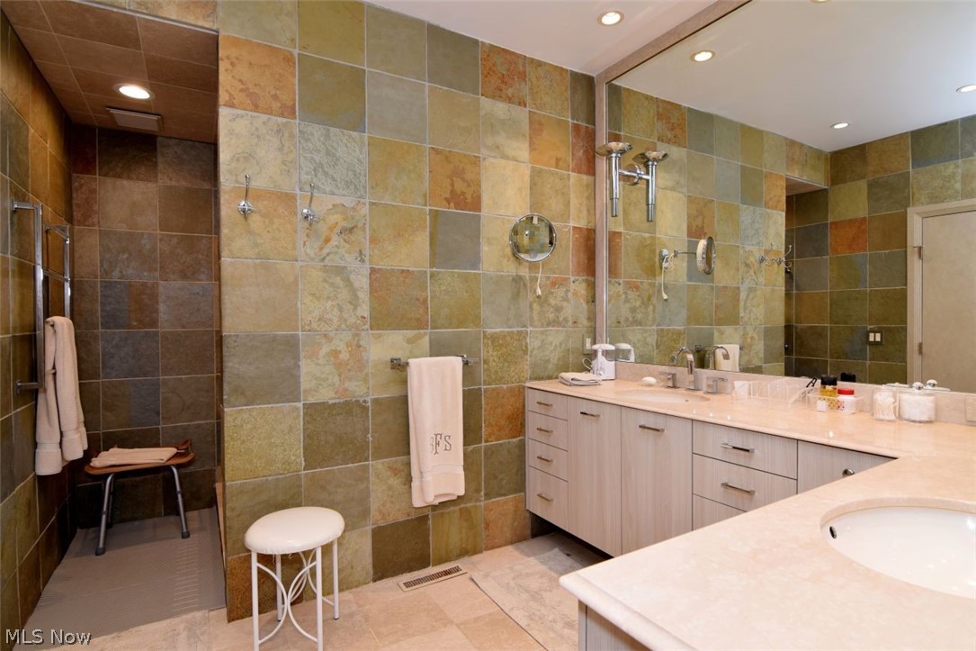 22 Waterford Lane Beachwood OH 44122