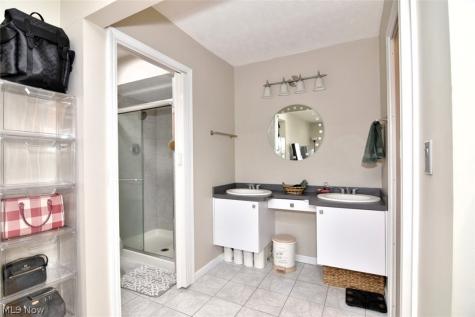 2108 Glouchester Drive Lyndhurst OH 44124
