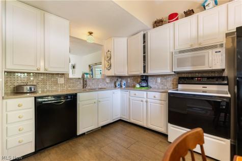 1702 Southpointe Circle NE Canton OH 44714