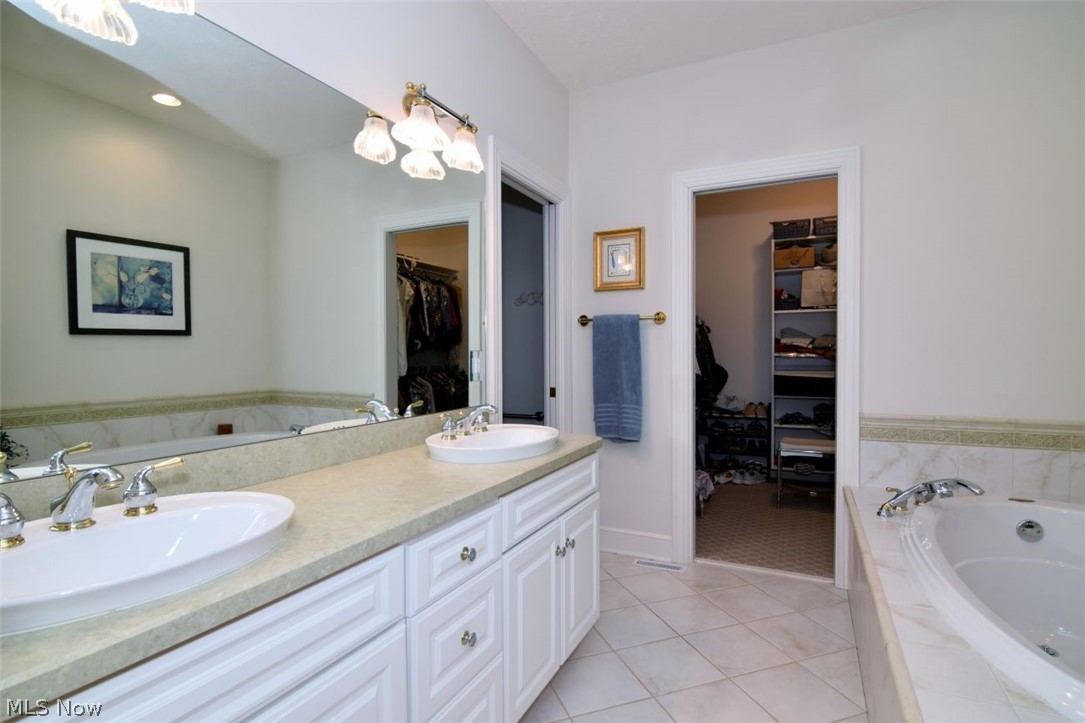 8205 Knolls Way Chagrin Falls OH 44023
