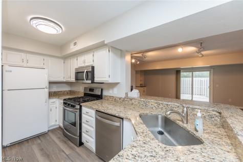 16457 Emerald Point Middleburg Heights OH 44130
