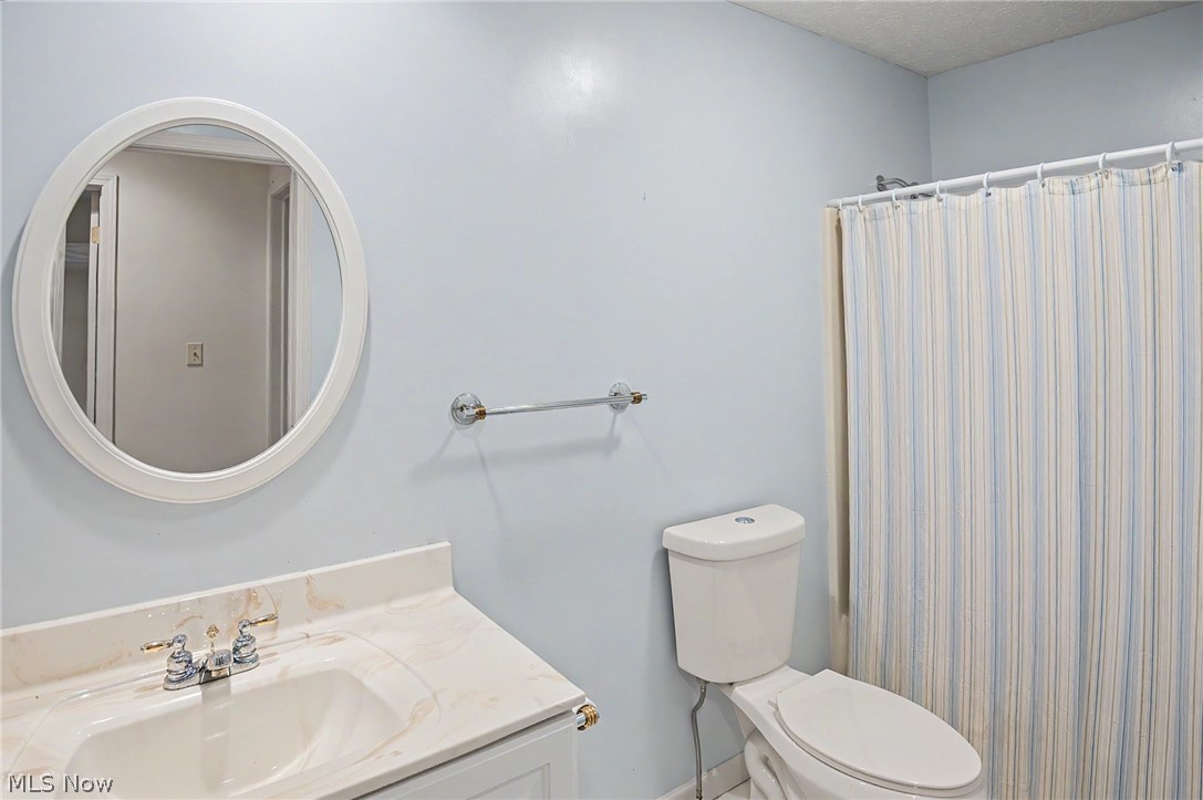 2345 Whispering Meadows Drive NE Warren OH 44483