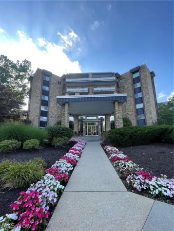 2112 Acacia Park Drive Lyndhurst OH 44124