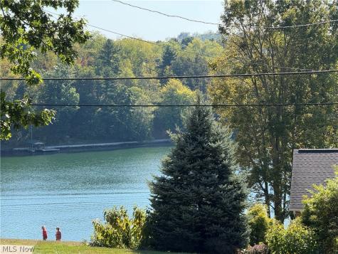 1524-1527 E Buckhorn Drive Millersburg OH 44654