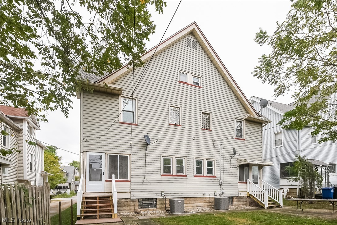 1376 Gladys Avenue Lakewood OH 44107